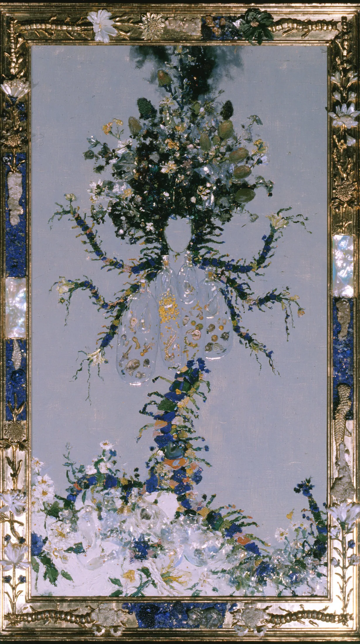 身体化作花树的复原标本，树枝上悬挂玻璃瓶，瓶中封存贝壳、种子与金色碎片。
